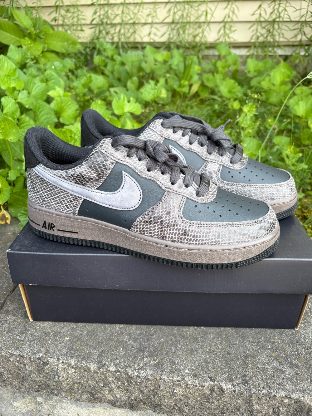 Nike Men's Low-Top Sneaker in Grey Snake-Texture Air Force 1 new
